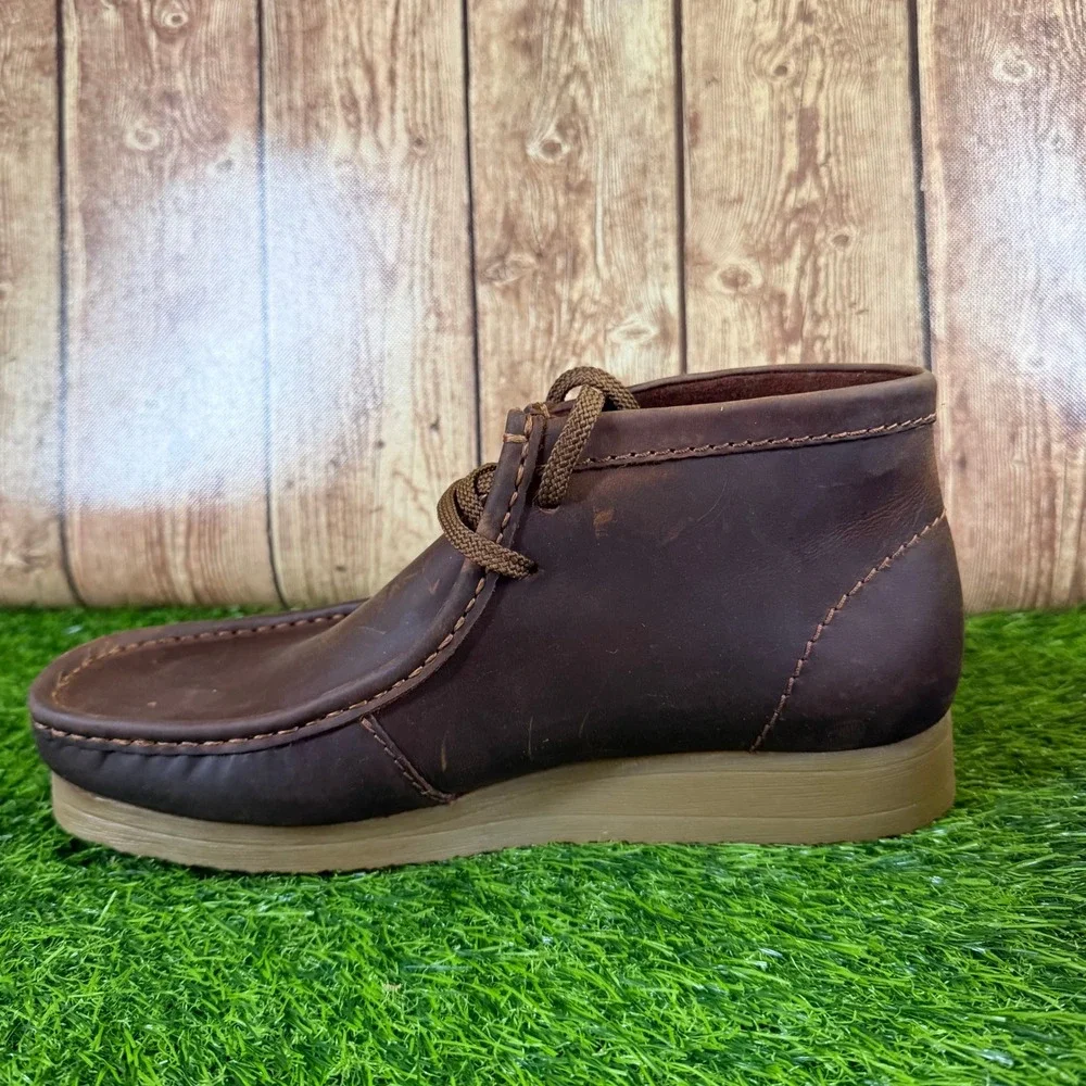 Clarks Wallaston Boot Mens size 9.5 M Beeswax Leather Moccasin Toe Chukka